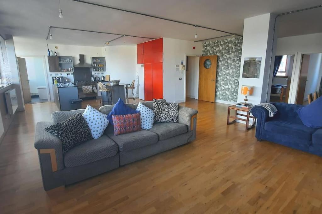 Trendy, Urban Open Plan Apartment Bristol Eksteriør billede