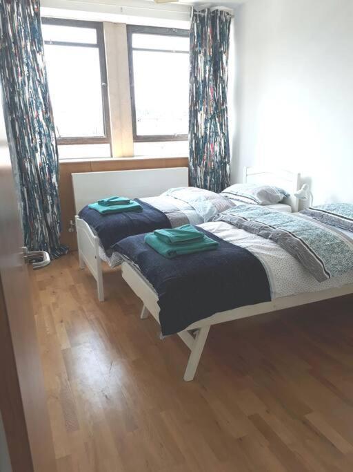 Trendy, Urban Open Plan Apartment Bristol Eksteriør billede