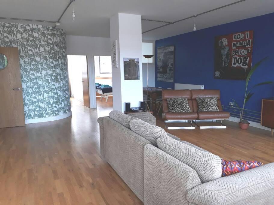 Trendy, Urban Open Plan Apartment Bristol Eksteriør billede